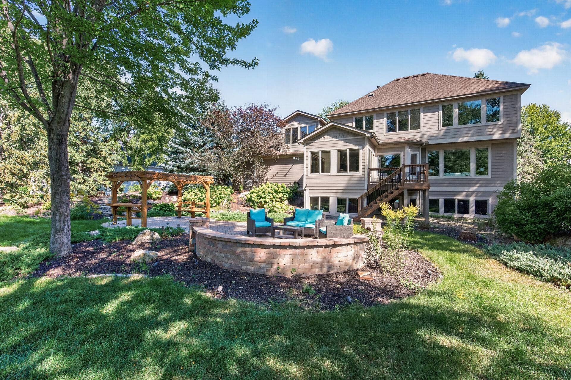 3034 Edgewater Drive, Woodbury, MN 55125 Wedgewood / Colby lakesidse! beautiful hardscape and newly redone deck