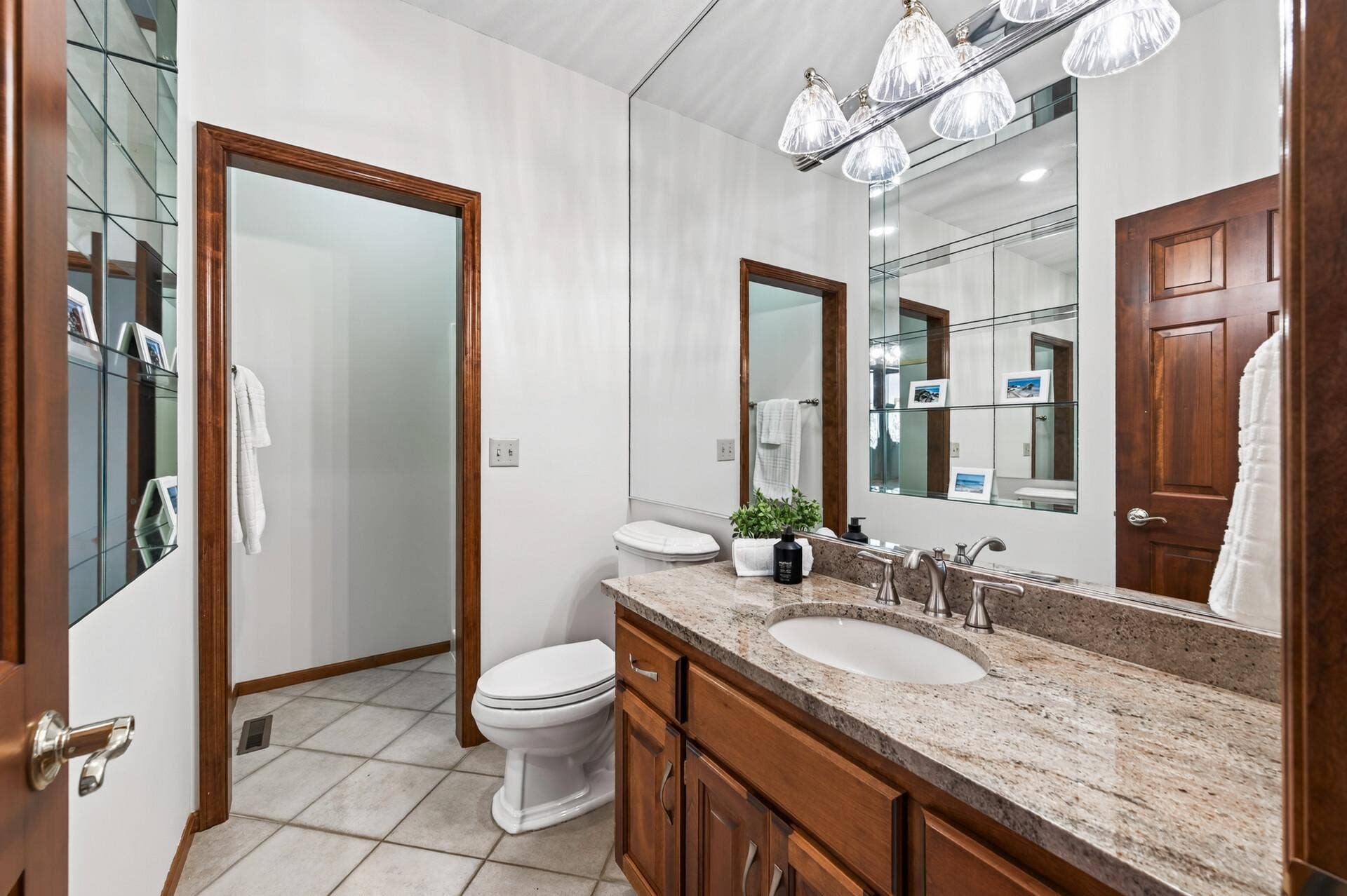 3034 Edgewater Drive, Woodbury, MN 55125 main floor 3/4 bathroom
