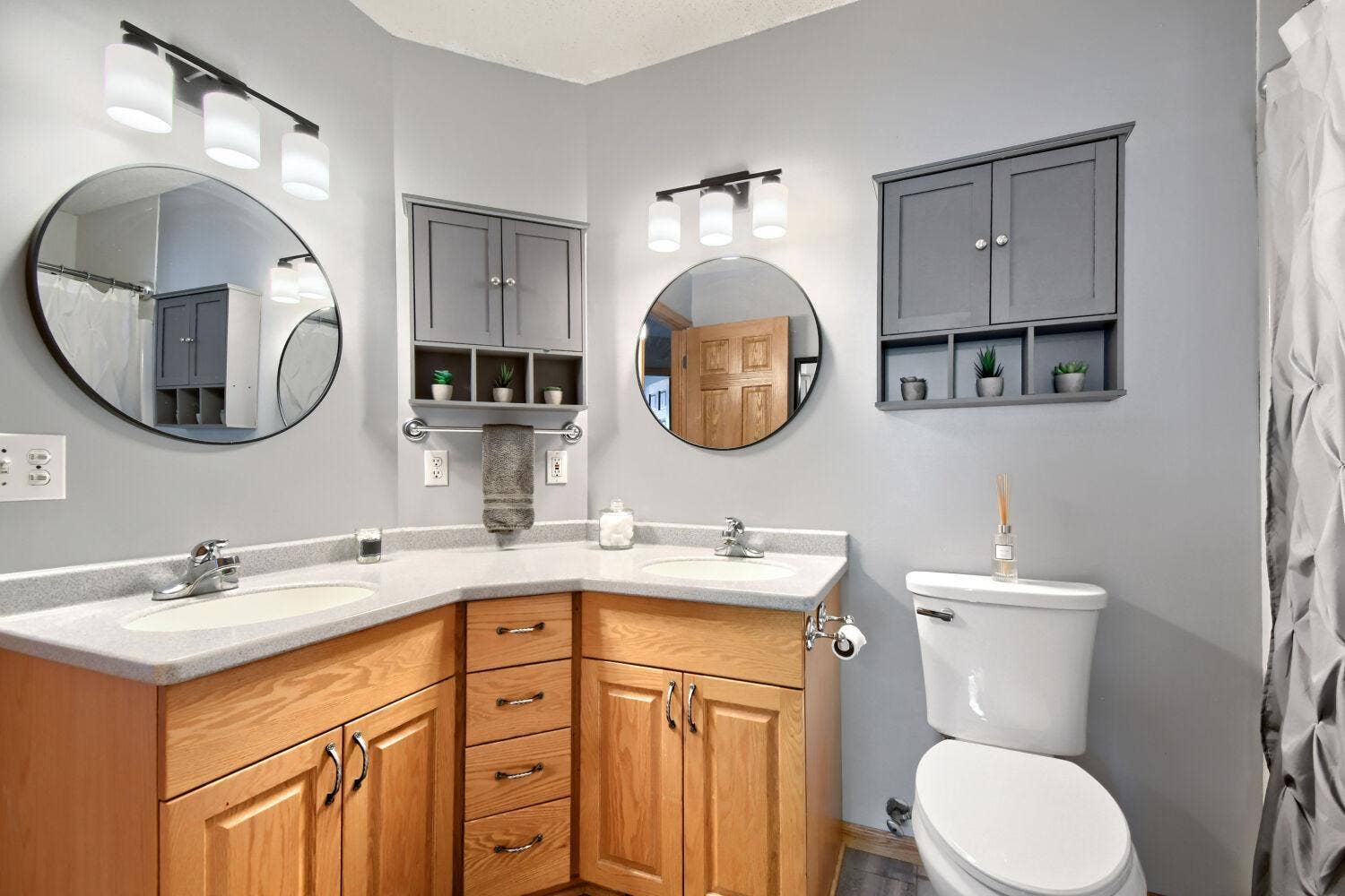 224 Pendryn Hill Bay, Woodbury, MN 55125 Upper level full bath