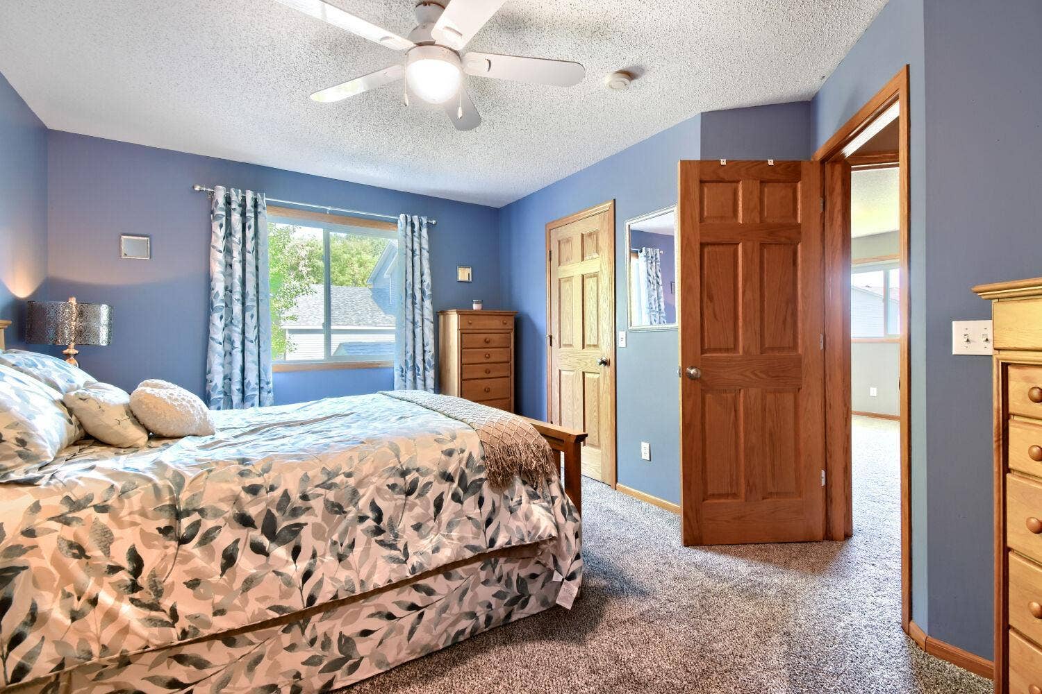 224 Pendryn Hill Bay, Woodbury, MN 55125 Upper level primary bedroom with new carpet, walk in closet, access to walk-through bath and