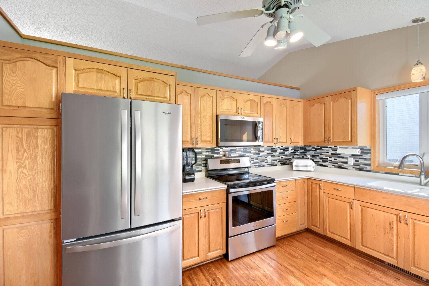 224 Pendryn Hill Bay, Woodbury, MN 55125 Hardwood floors and Corian countertops