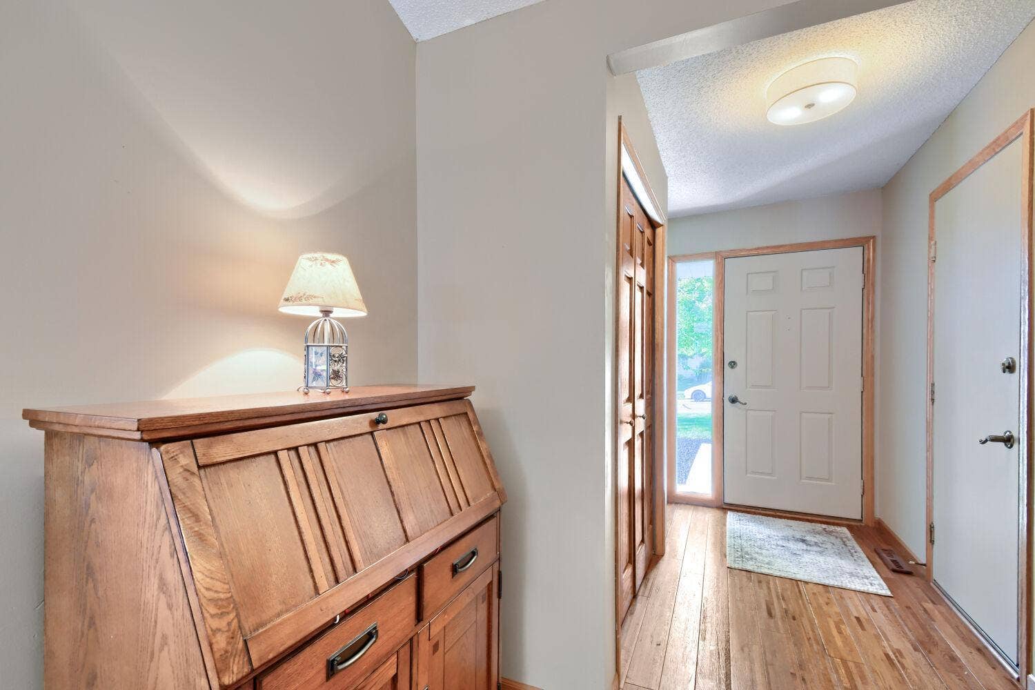 224 Pendryn Hill Bay, Woodbury, MN 55125 Large foyer with closet and extra nook at front door.