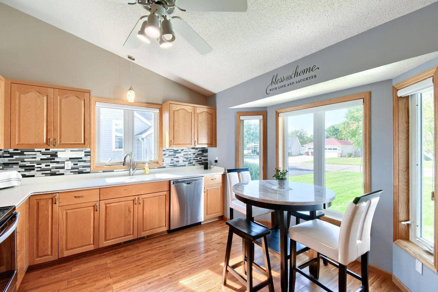 224 Pendryn Hill Bay, Woodbury, MN 55125 Eat in kitchen with vaulted ceilings and Lots of light.
