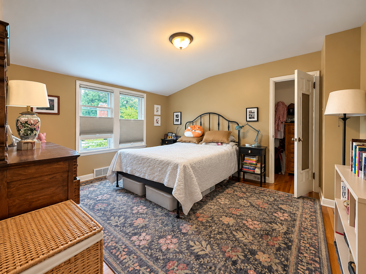 5921 Chicago Avenue S, 17, Minneapolis, MN 55417 Head upstairs at the end of the day to a bedroom set apart from the main living spaces. Features updated double windows, hardwood floors, closet storage and room for the furniture you use every day.