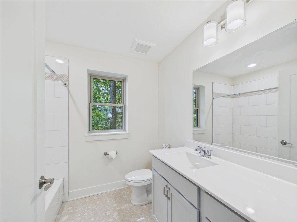 2911 N 4th Street, 31, Minneapolis, MN 55411 27-Bathroom 2 - Upper Level.jpg