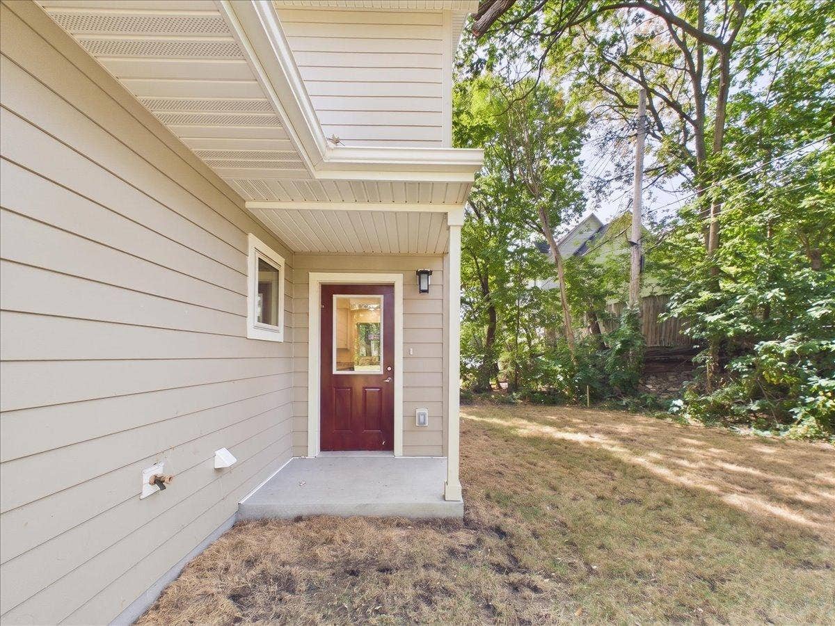 2911 N 4th Street, 31, Minneapolis, MN 55411 06-Back of Home-Porch to Kitchen.jpg