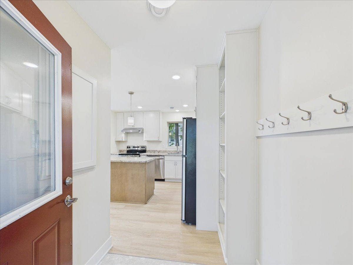 2911 N 4th Street, 31, Minneapolis, MN 55411 17Back Entry Mud Room- Level 1.jpg
