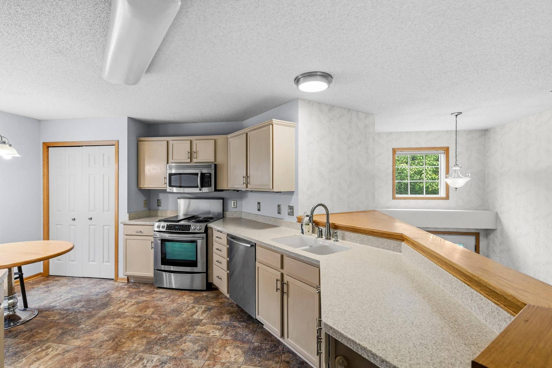 3848 Linden Avenue, White Bear Lake, MN 55110 Stainless appliances, pantry and open to living areas.