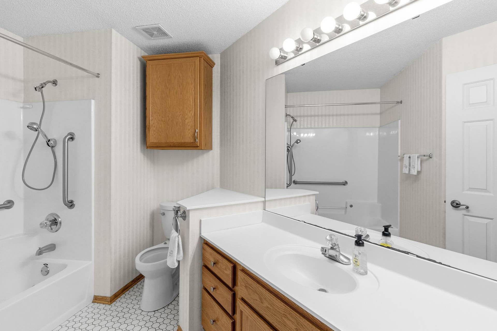 3848 Linden Avenue, White Bear Lake, MN 55110 The upper level bath with a tile floor and jetted tub.