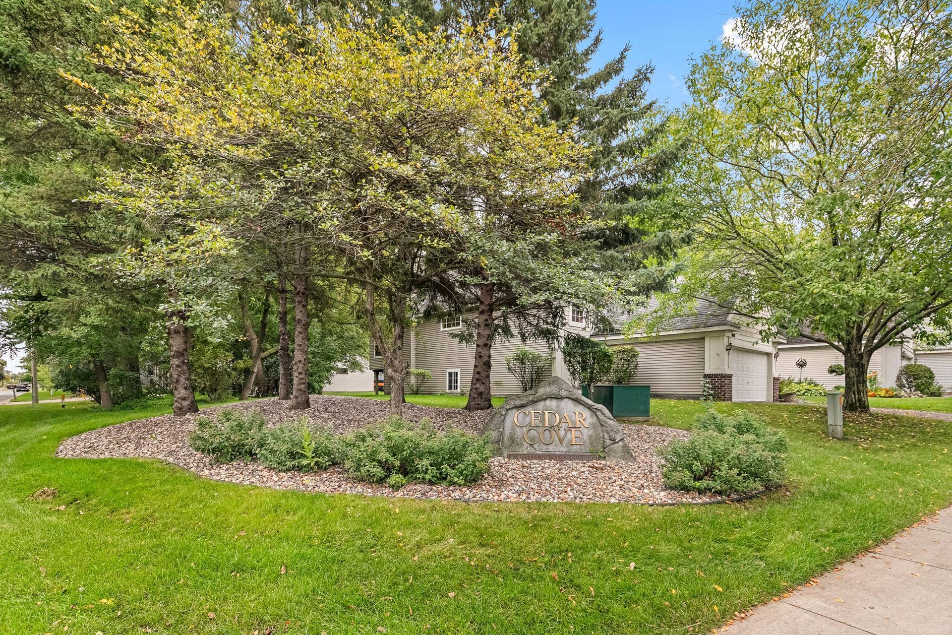 3848 Linden Avenue, White Bear Lake, MN 55110 Spacious detached townhome located in a great White Bear Lake location. Close to shopping, downtown White Bear Lake, and major roadways.
