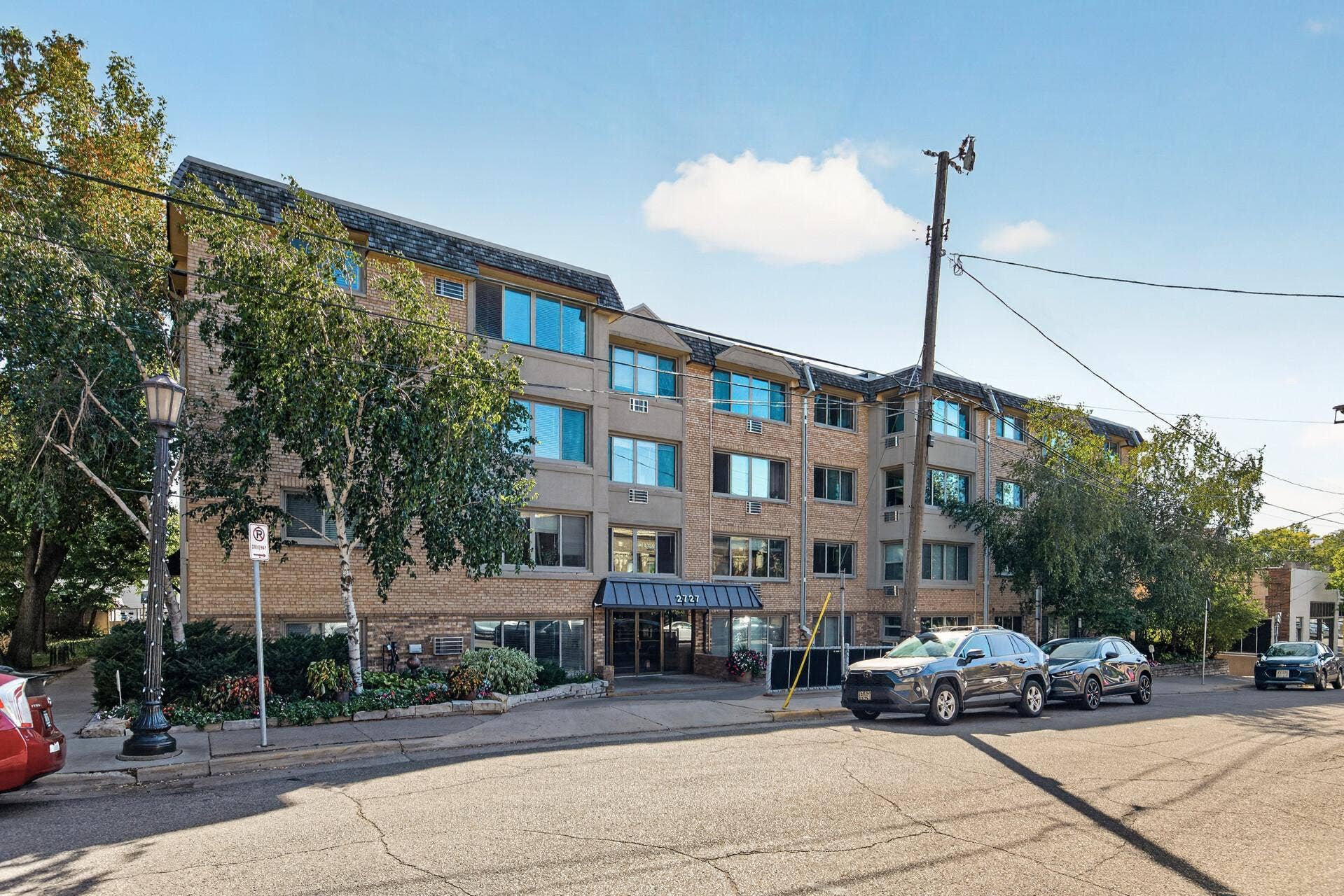2727 W 43rd Street, #311, 42, Minneapolis, MN 55410 Welcome to the heart of Linden-Hills