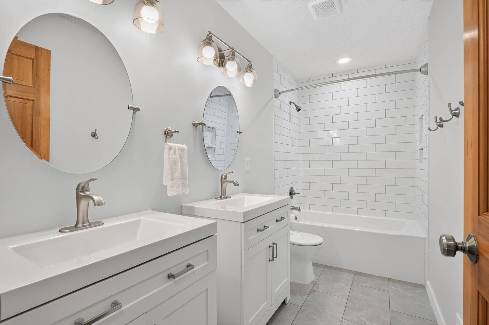 9196 Jewel Lane N, Forest Lake, MN 55025 Upper level full bath