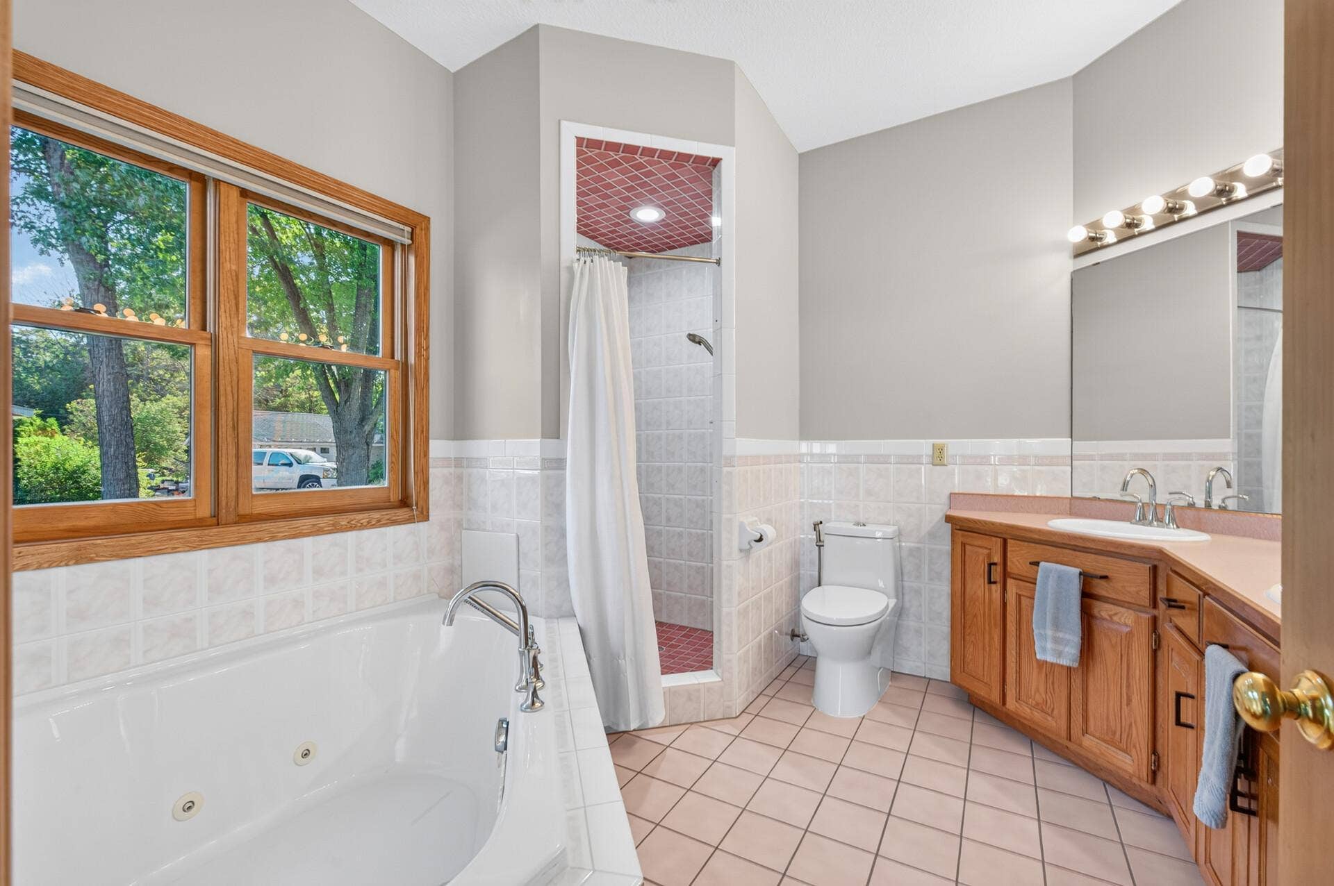 9196 Jewel Lane N, Forest Lake, MN 55025 Private en suite bathroom
