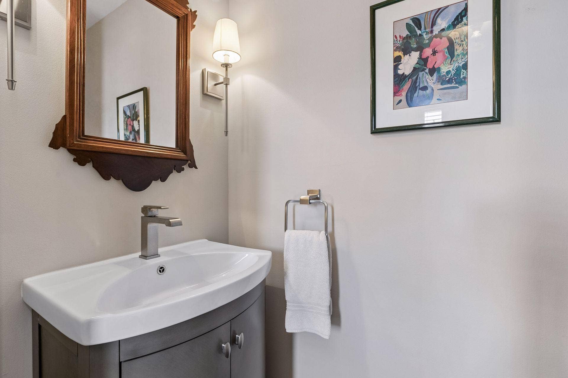 1952 Dupont Avenue S, 46, Minneapolis, MN 55403 The 1/2 bath is conveniently located off the foyer.
