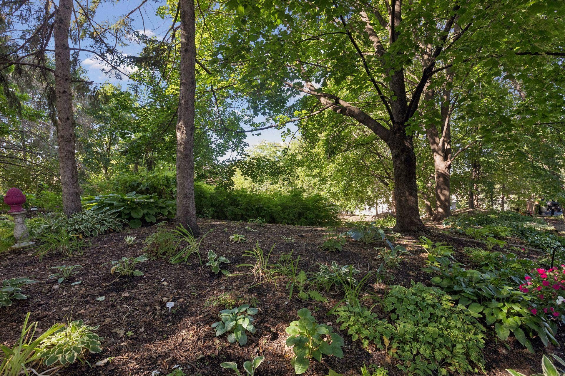 1952 Dupont Avenue S, 46, Minneapolis, MN 55403 Beautiful landscaping throughout the development.