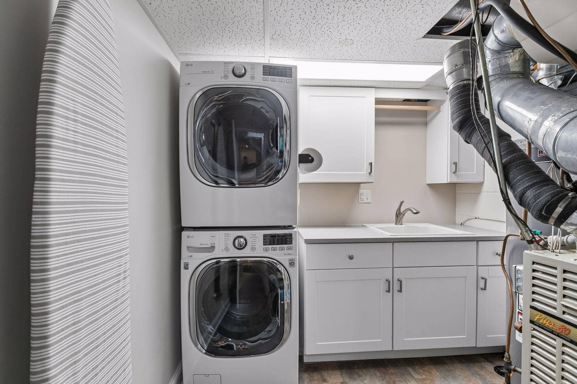 1952 Dupont Avenue S, 46, Minneapolis, MN 55403 Laundry room with cabinetry for storage and laundry folding