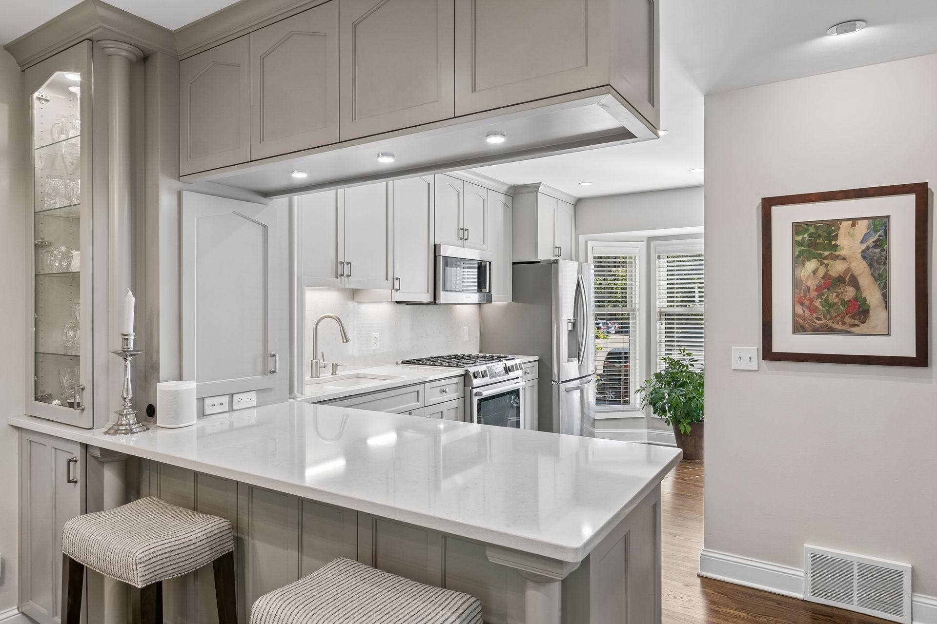 1952 Dupont Avenue S, 46, Minneapolis, MN 55403 Countertop seating and buffet space when entertaining family and friends