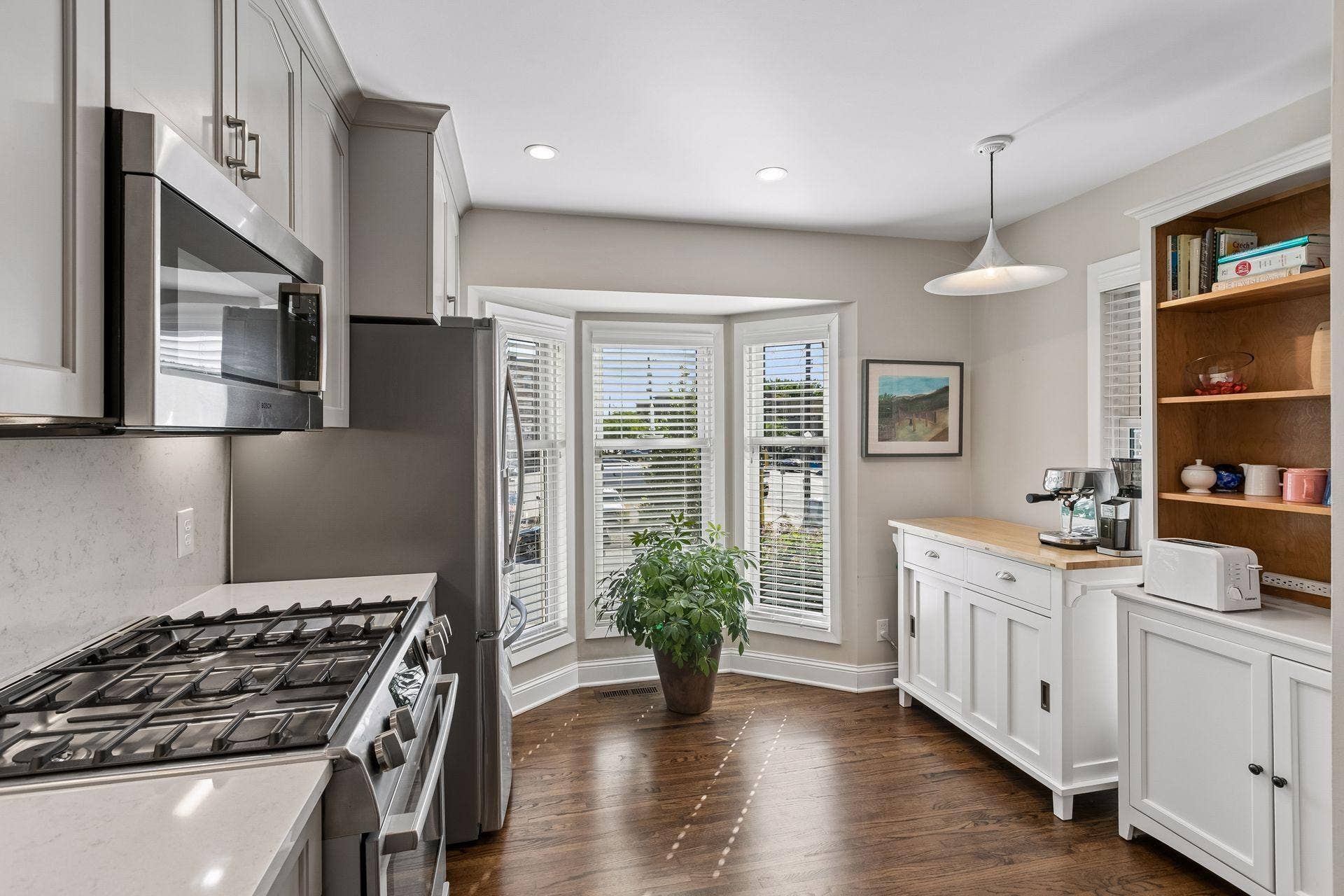 1952 Dupont Avenue S, 46, Minneapolis, MN 55403 Bosch gas stove, microwave, and dishwasher, LG Fridge - great natural lighting from the bay windows