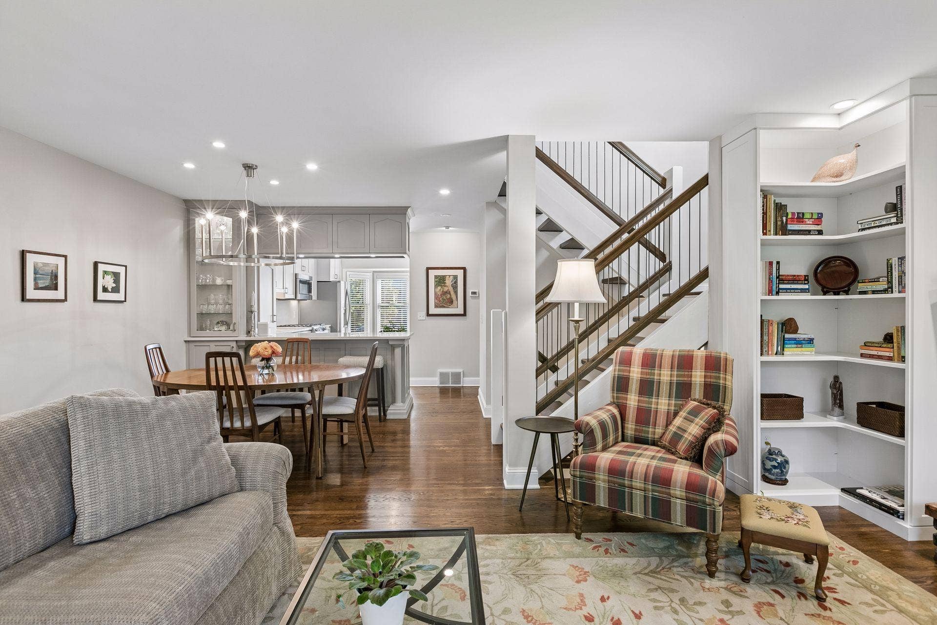 1952 Dupont Avenue S, 46, Minneapolis, MN 55403 Great sight lines from kitchen, dining room, to living room