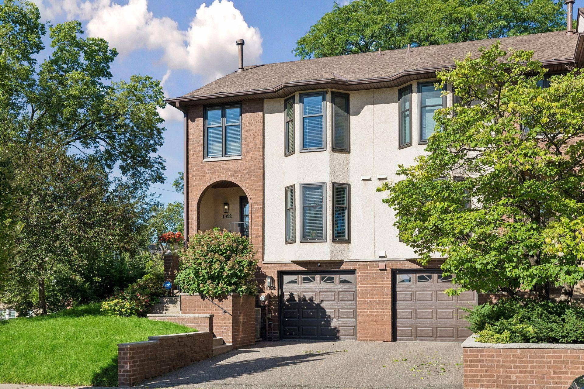 1952 Dupont Avenue S, 46, Minneapolis, MN 55403 Welcome home to 1952 Dupont Avenue South!
