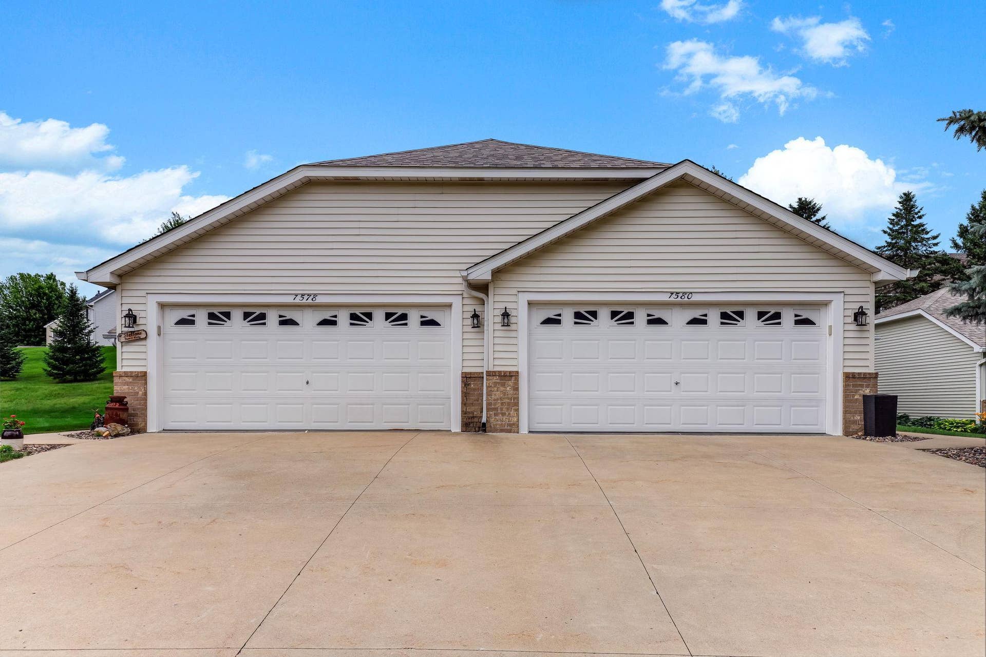 7580 Newbury Road, Woodbury, MN 55125 1-web-or-mls-7580-Newbury-Rd-01.jpg