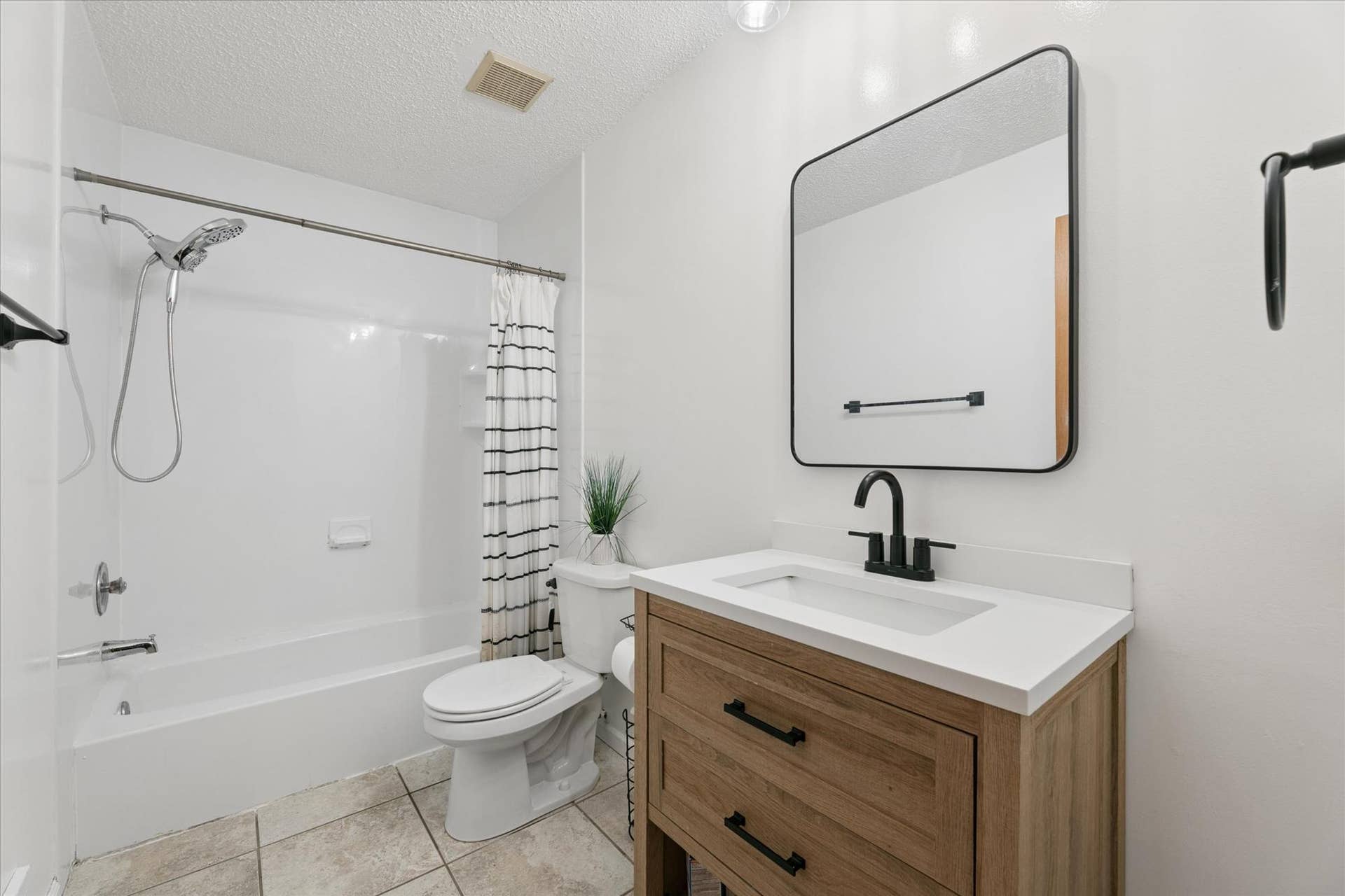 6242 Whispering Oaks Drive, Eden Prairie, MN 55346 24-6242 Whispering Oaks Dr Eden Prairie, MN 55346_18.jpg