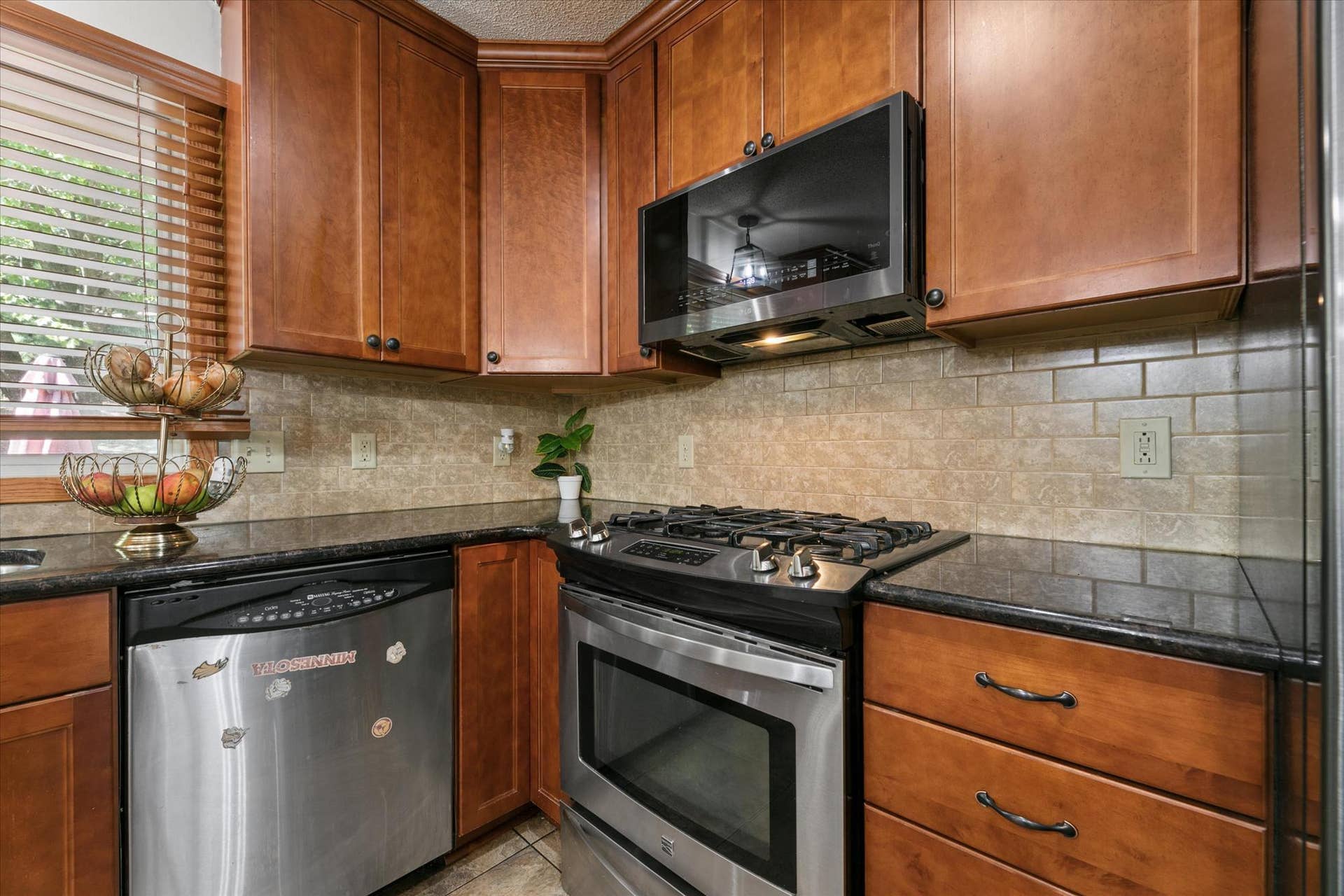 6242 Whispering Oaks Drive, Eden Prairie, MN 55346 23-6242 Whispering Oaks Dr Eden Prairie, MN 55346_17.jpg