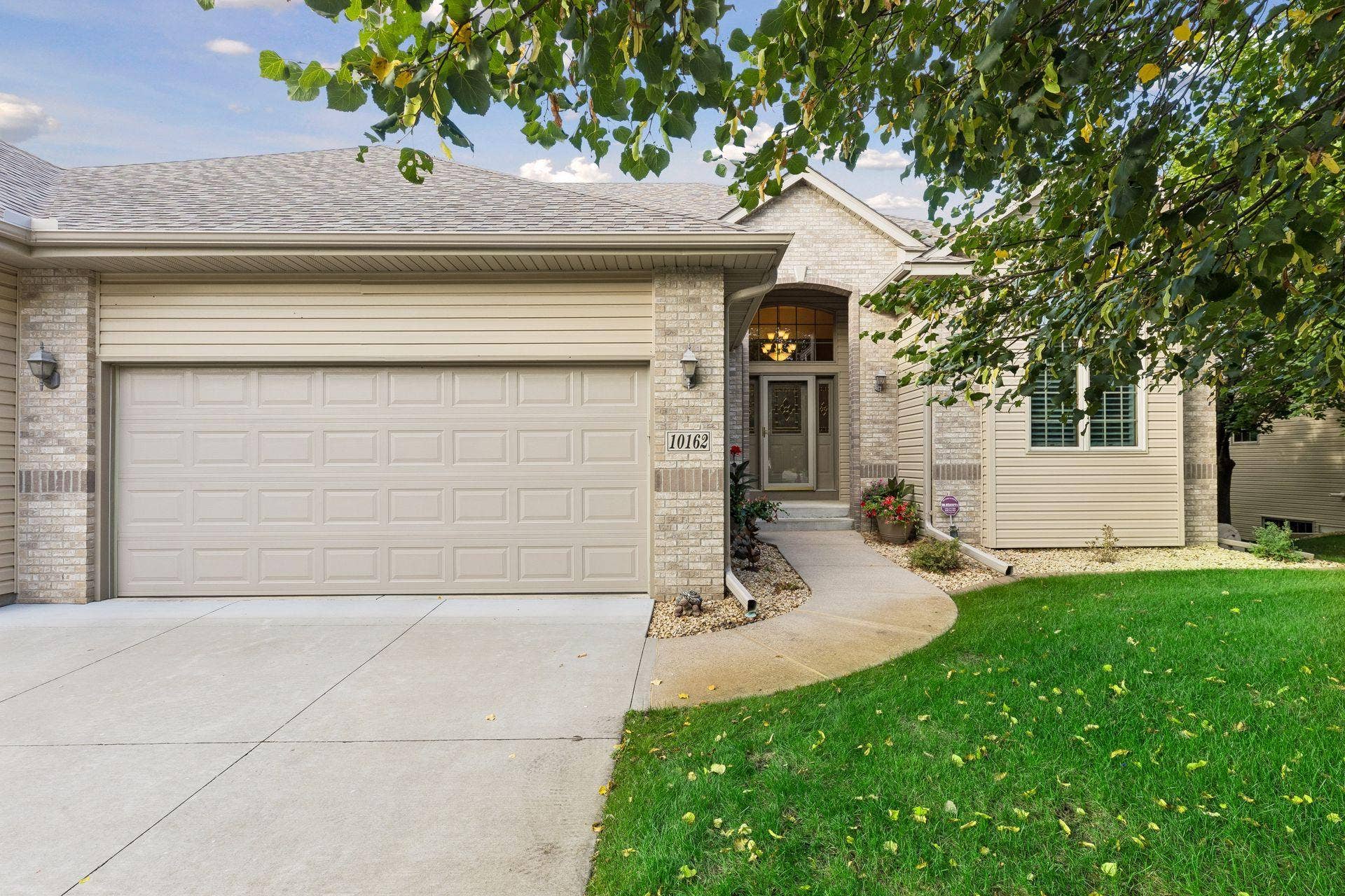 10162 Chestnut Circle N, Brooklyn Park, MN 55443 There's No Place Like Home!