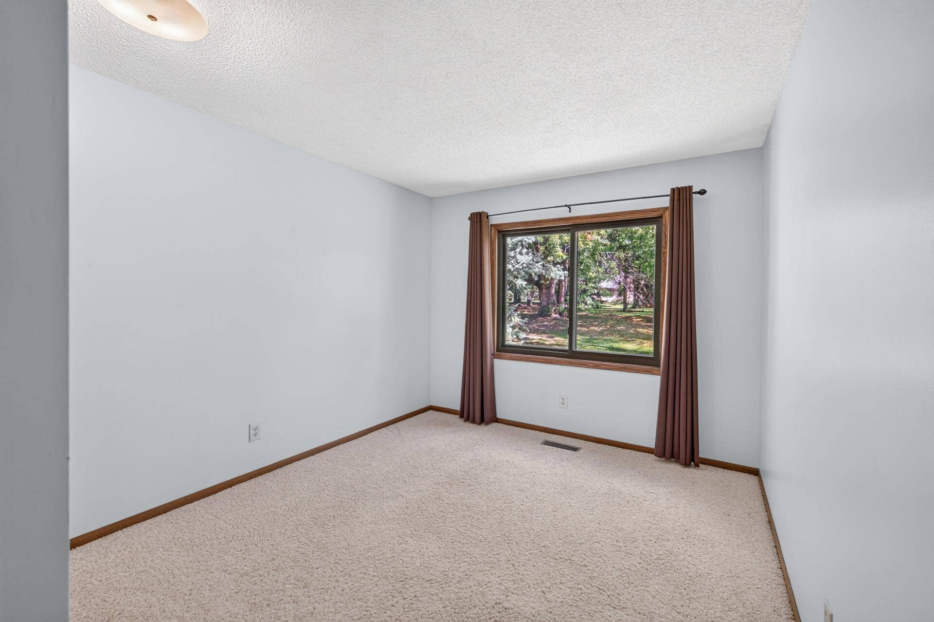 2813 Robinwood Way, Woodbury, MN 55125 21_2813_Robinwood20_mls.jpg