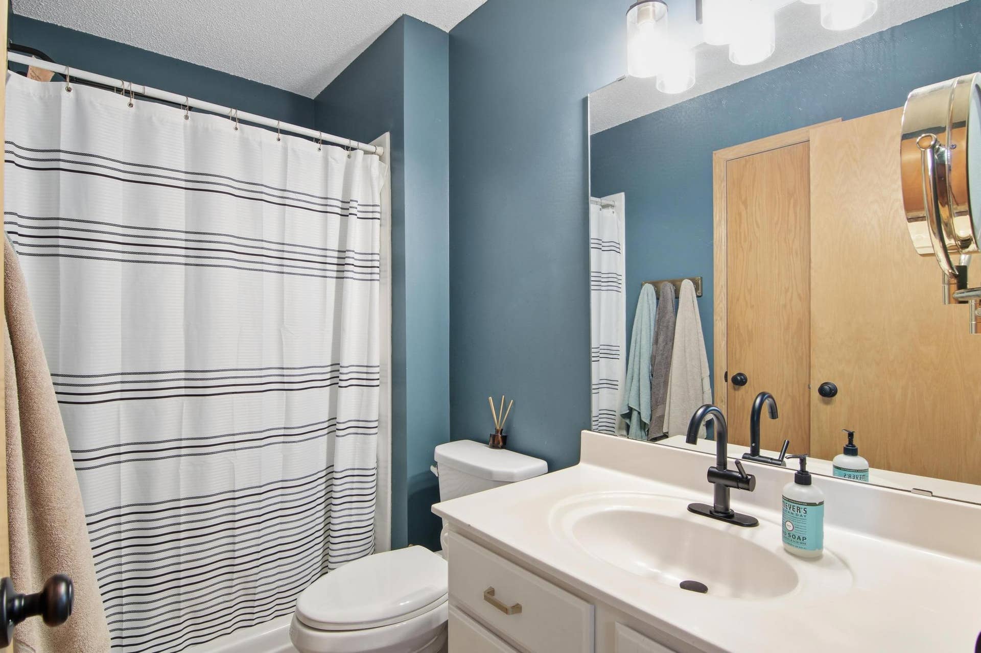 9953 Starlight Drive, Woodbury, MN 55125 9953 Starlight Drive, Woodbury, MN 55125