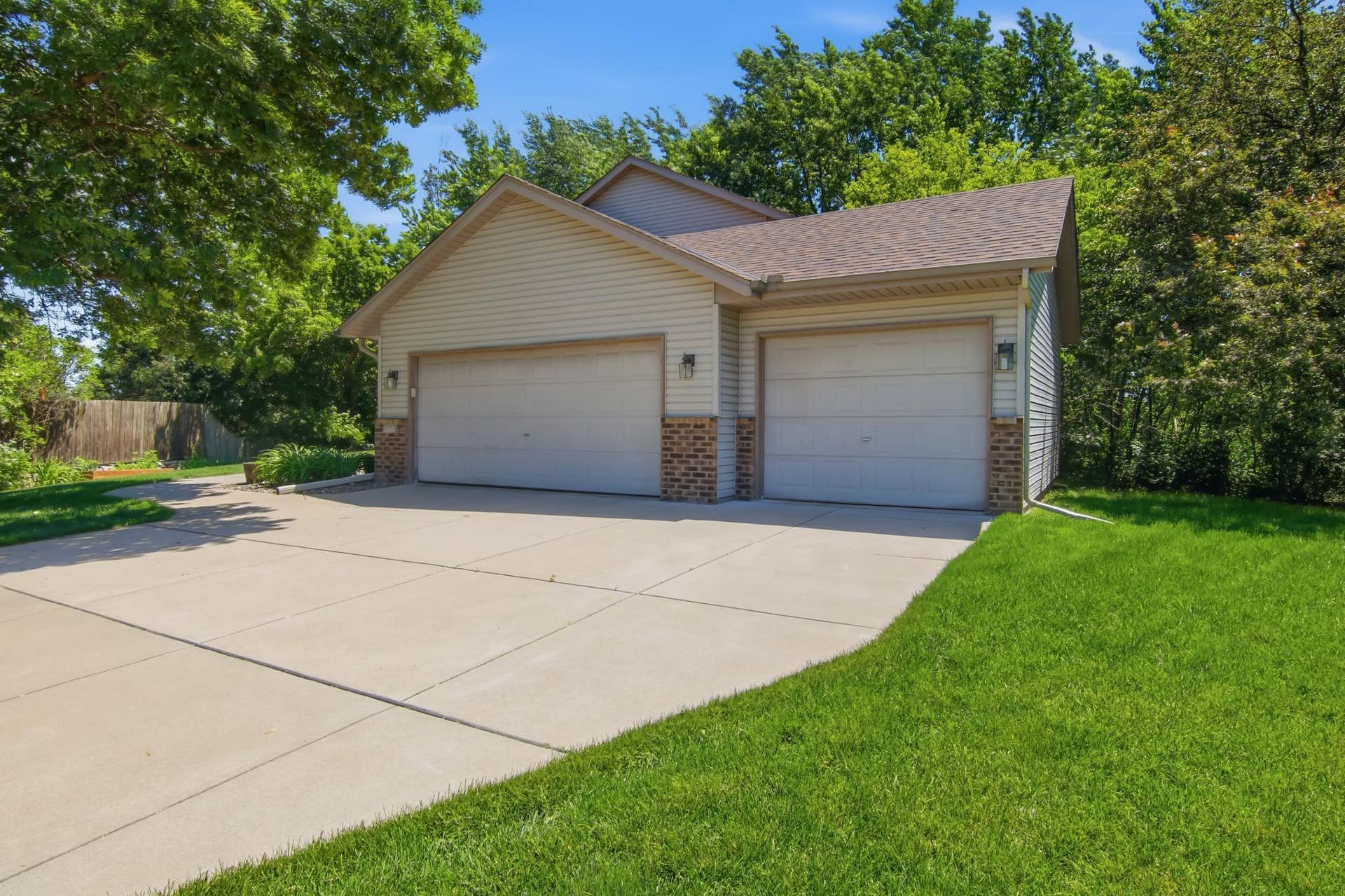 9953 Starlight Drive, Woodbury, MN 55125 9953 Starlight Drive, Woodbury, MN 55125