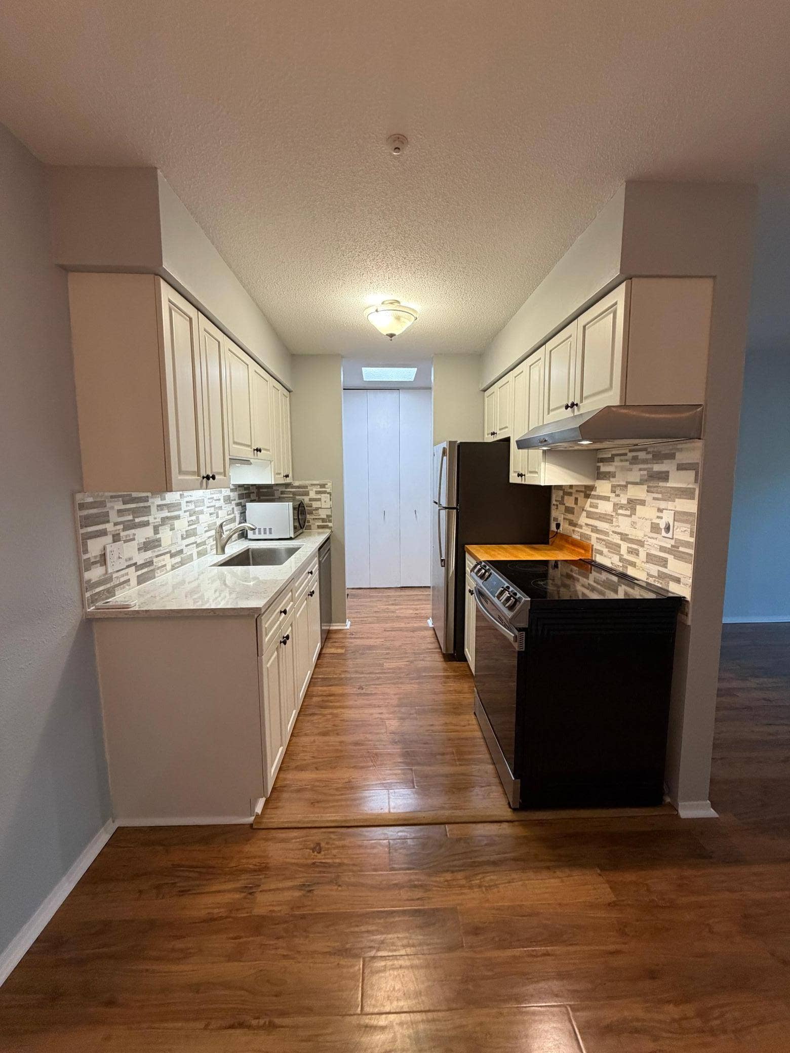 7316 W 22nd Street, #305, Saint Louis Park, MN 55426 Full Kitchen