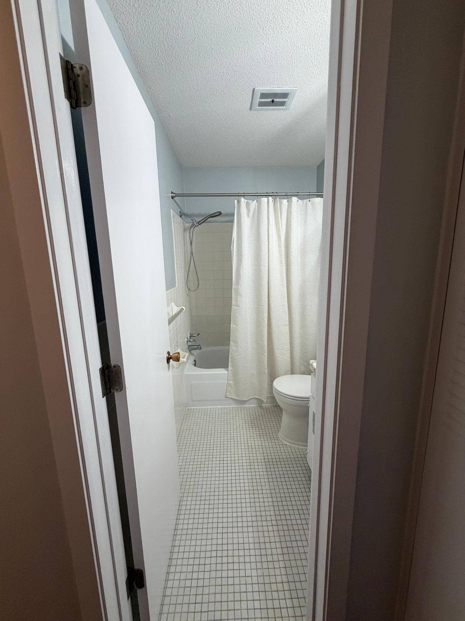 7316 W 22nd Street, #305, Saint Louis Park, MN 55426 Bathroom Tub and Shower