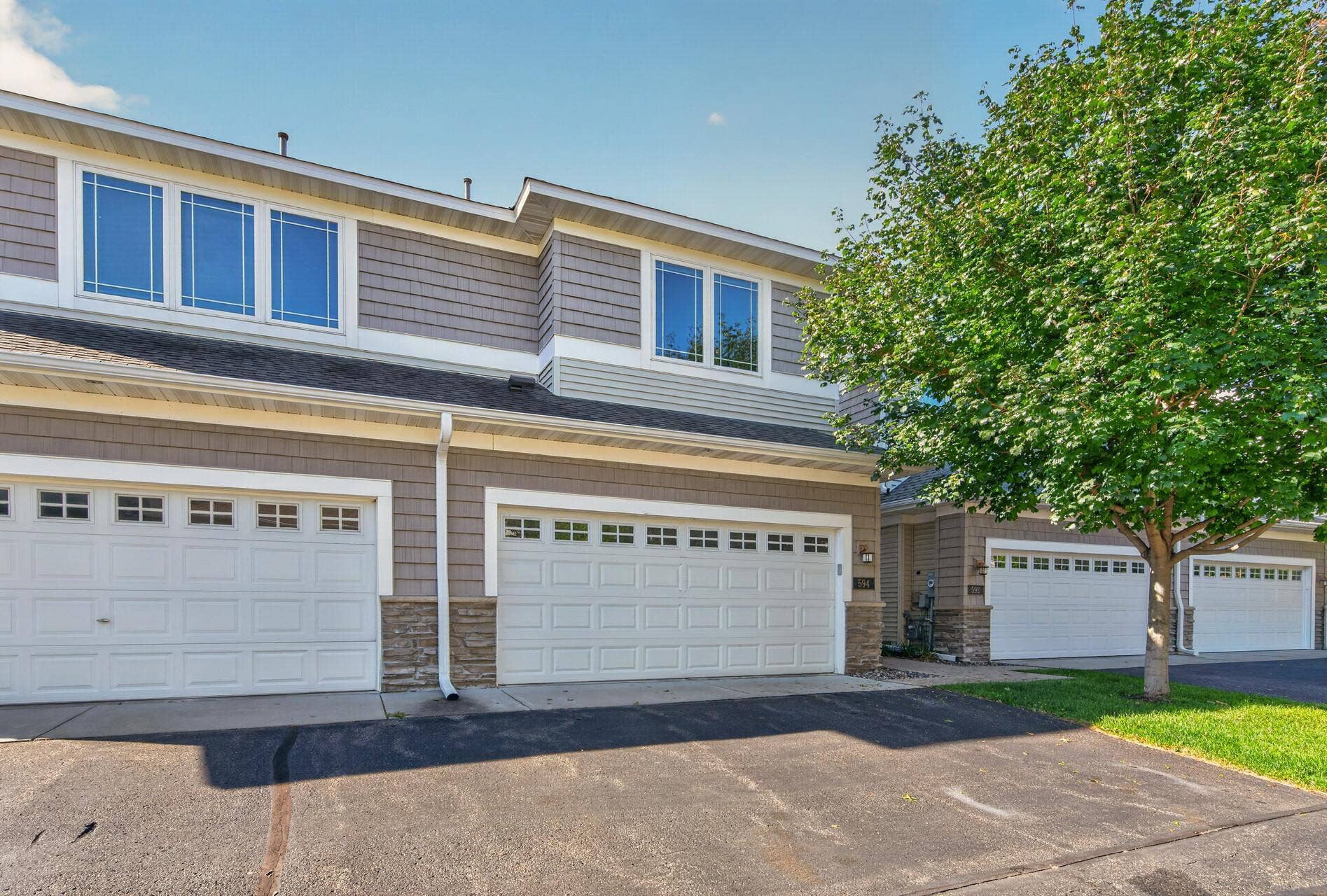 594 Sutherland Drive, Woodbury, MN 55129
