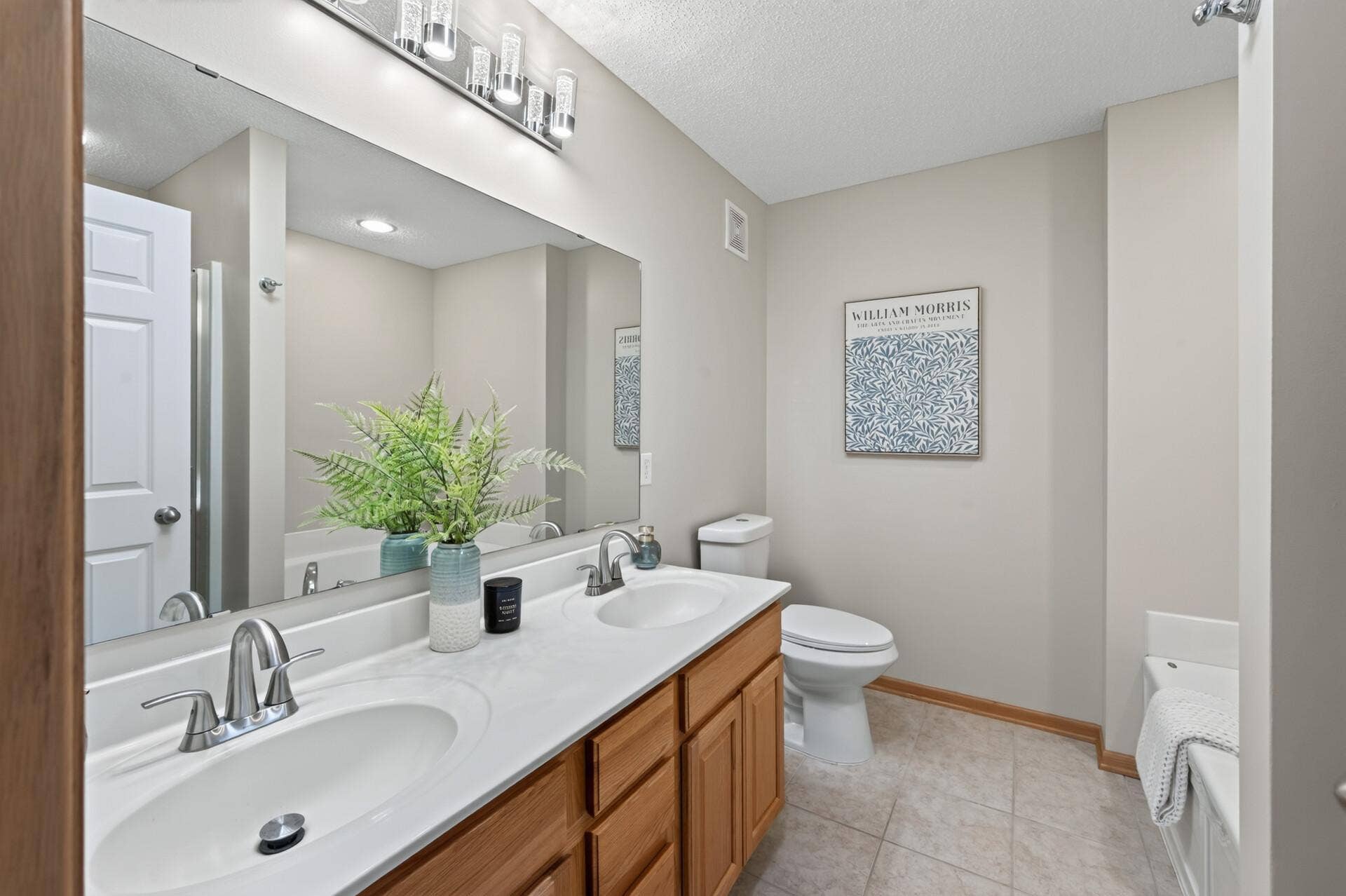 594 Sutherland Drive, Woodbury, MN 55129