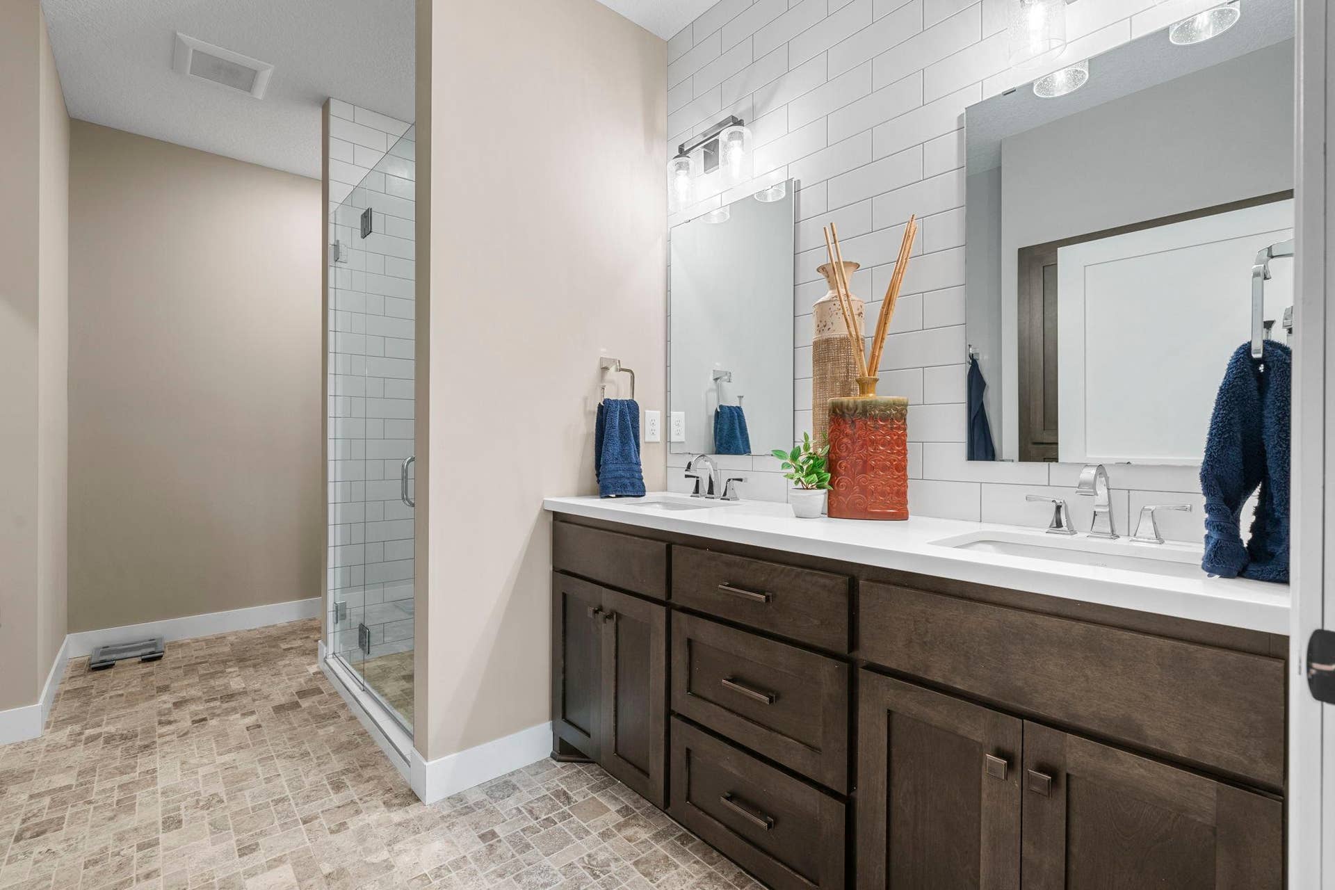 5190 Sundial Lane, Woodbury, MN 55129 His/Her sinks