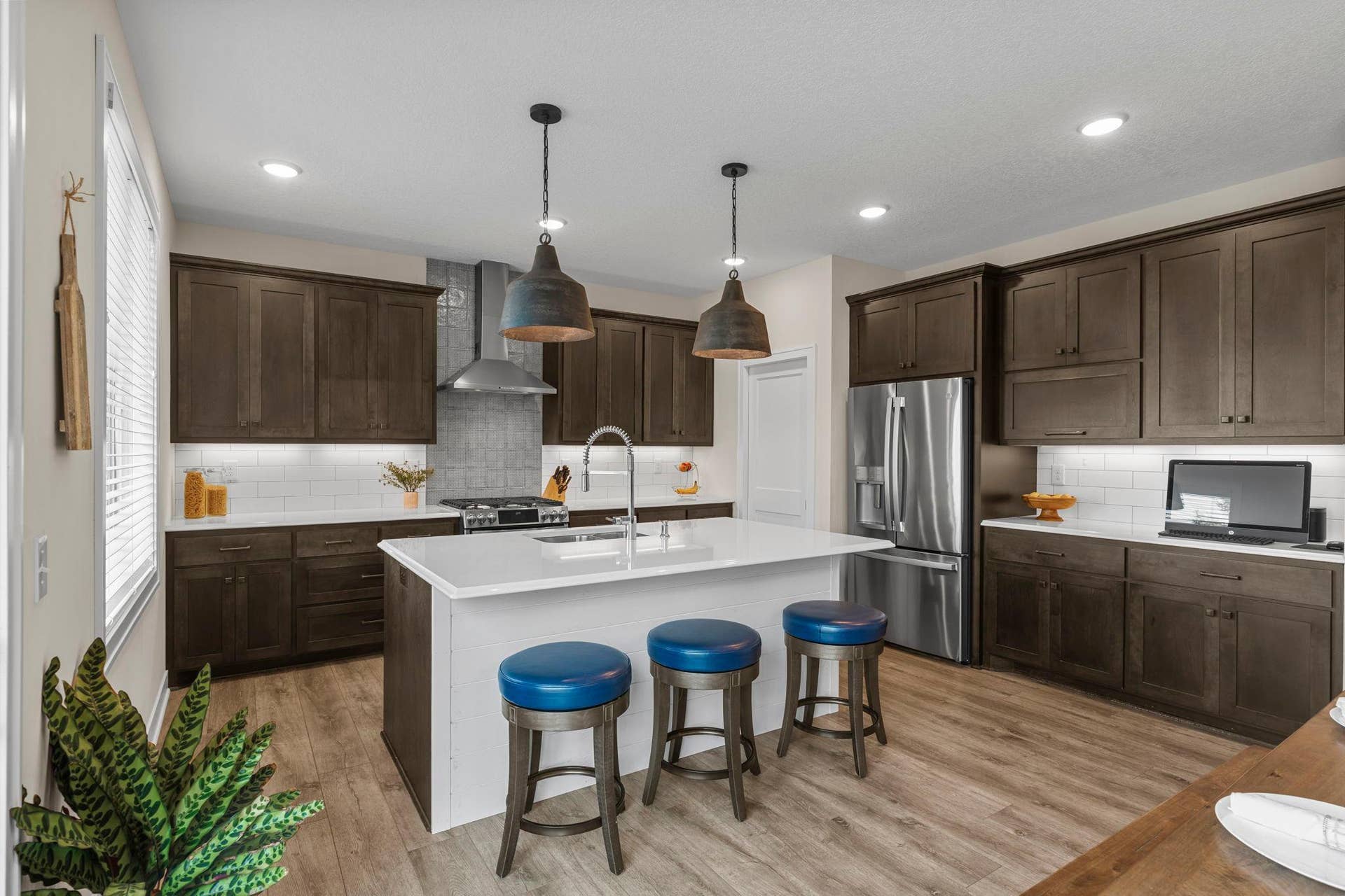 5190 Sundial Lane, Woodbury, MN 55129 Bright kitchen