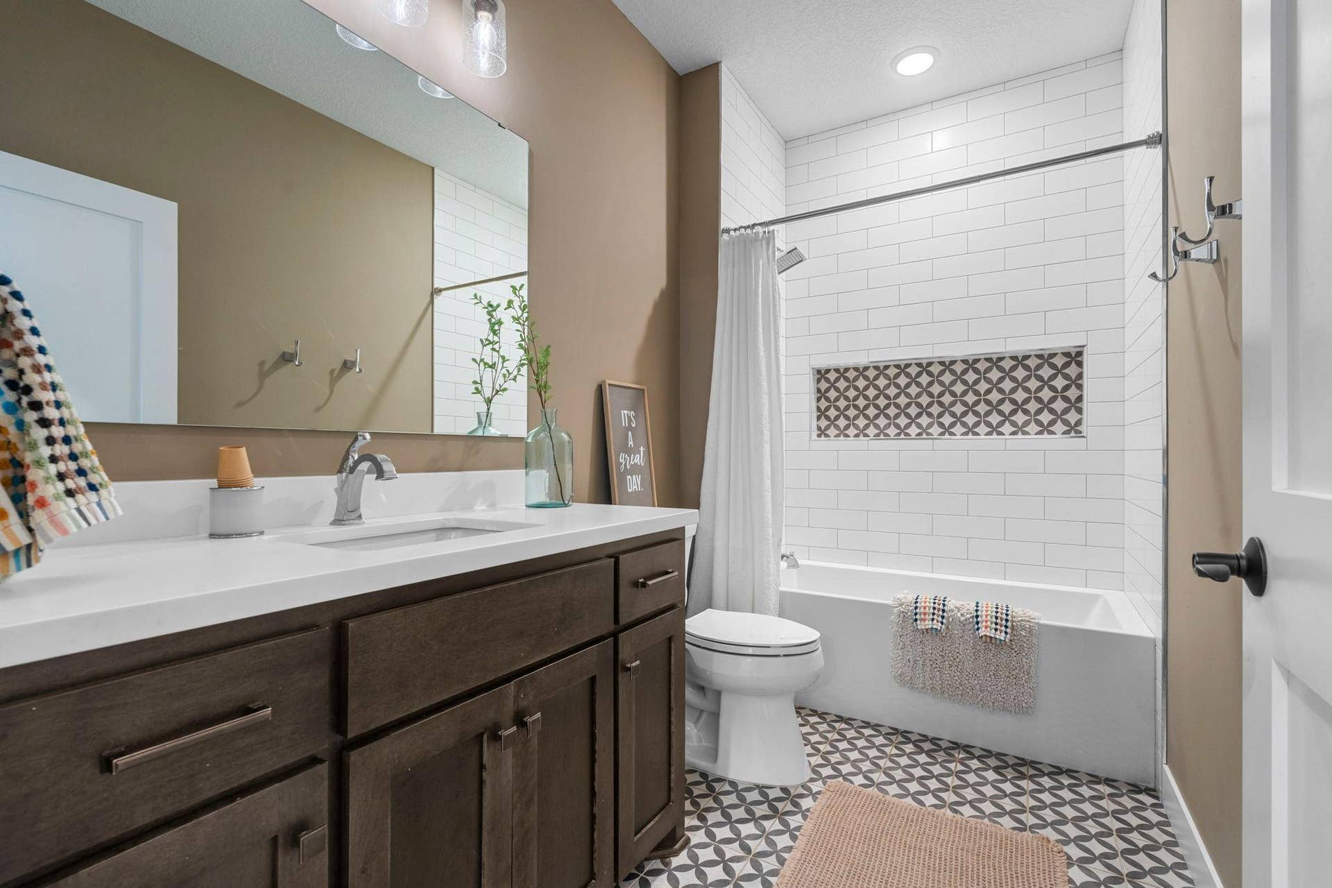5190 Sundial Lane, Woodbury, MN 55129 Main Floor Full Bathroom