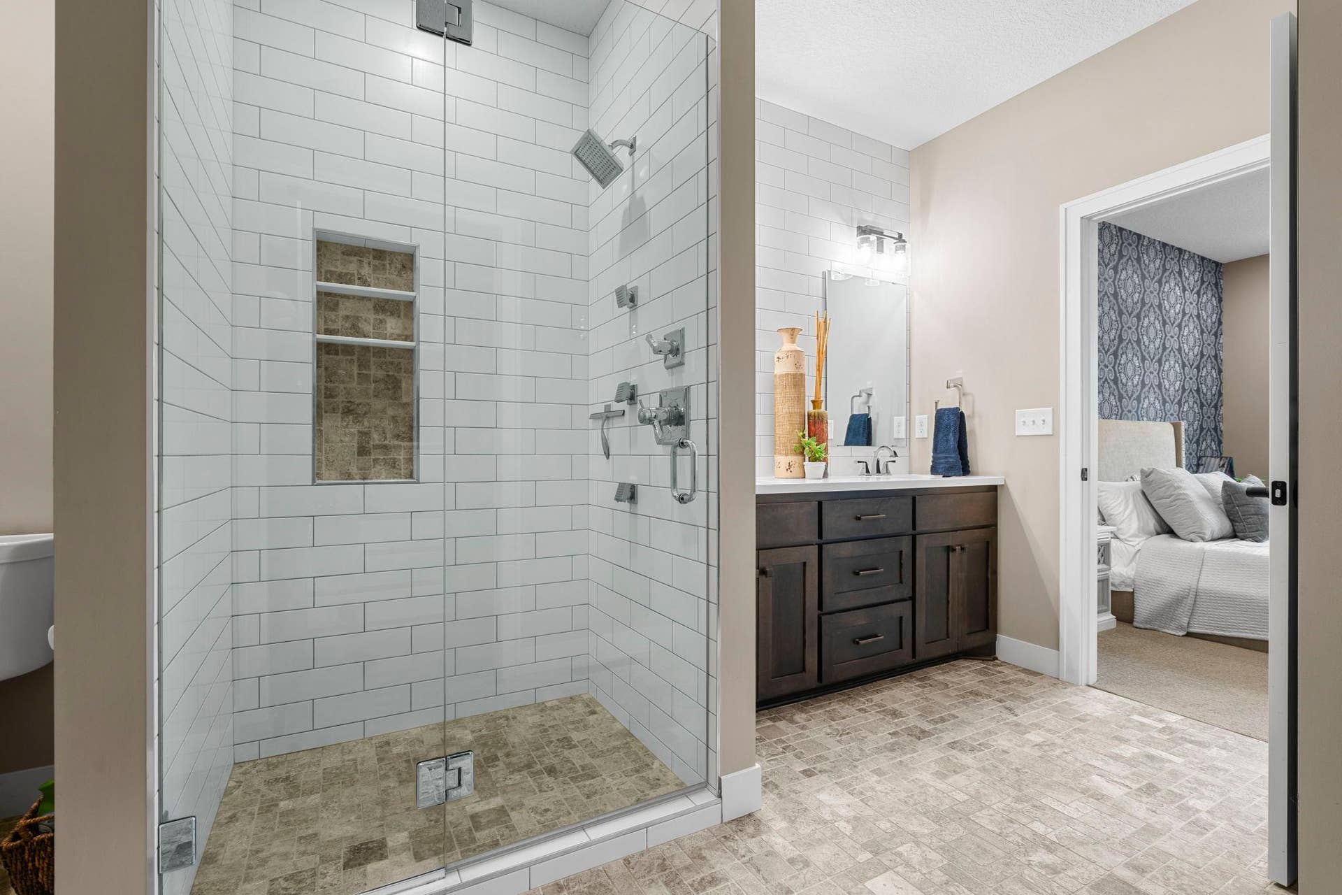 5190 Sundial Lane, Woodbury, MN 55129 Large walk-in shower