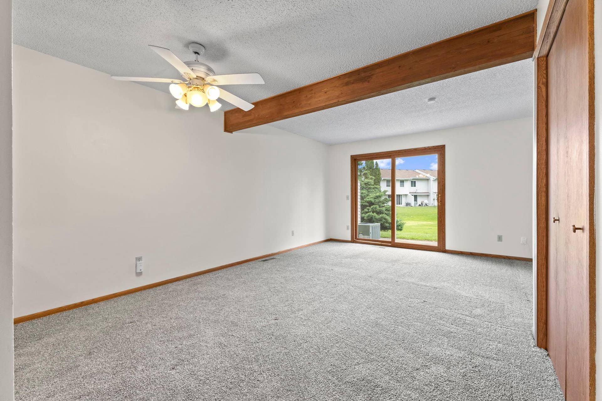 6666 Xerxes Place N, Brooklyn Center, MN 55430 Living room