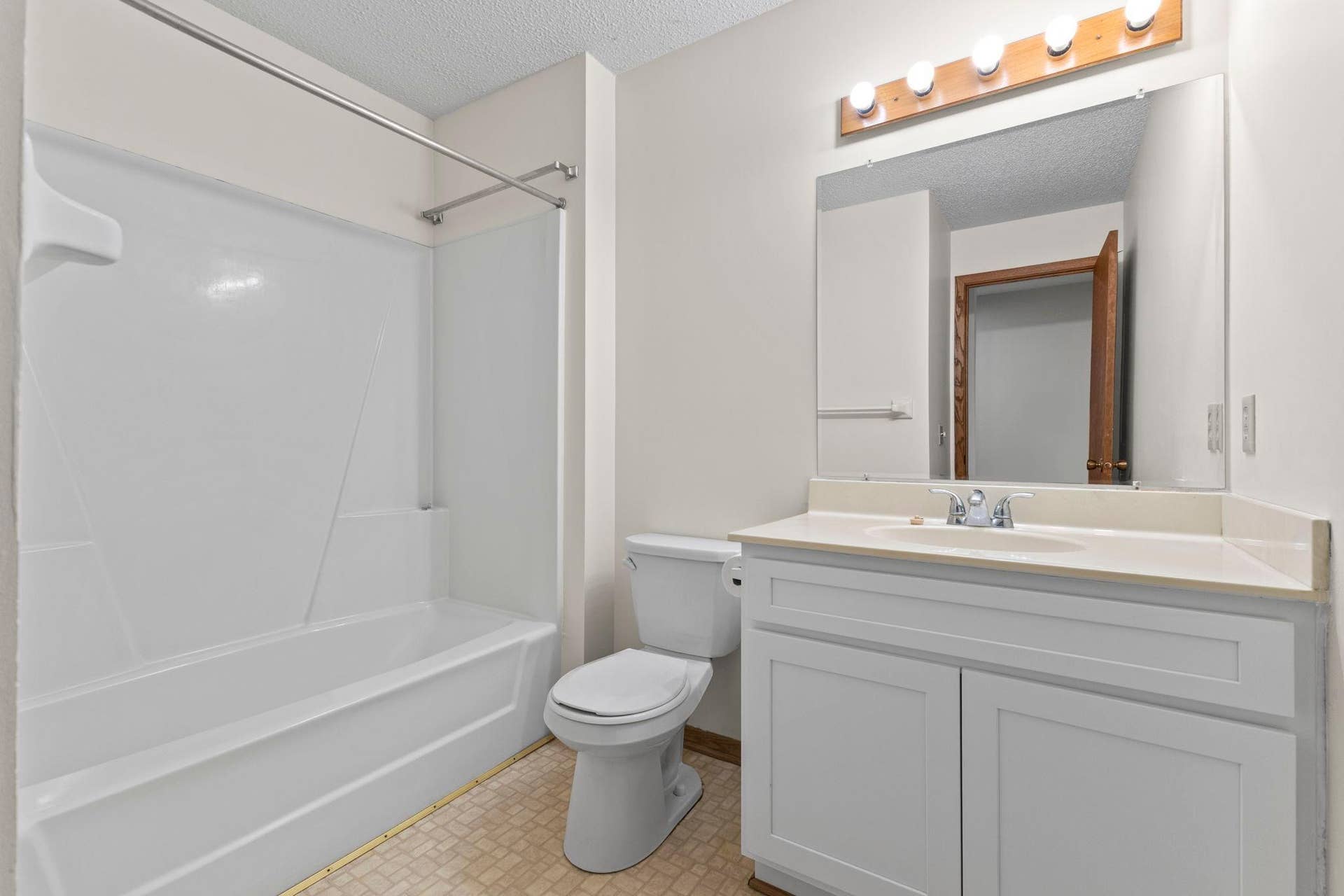 6666 Xerxes Place N, Brooklyn Center, MN 55430 Full bath with new vanity