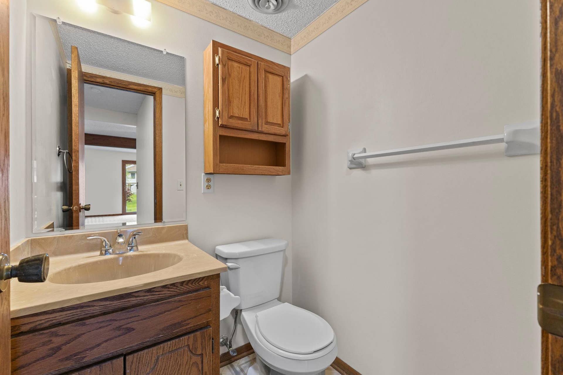 6666 Xerxes Place N, Brooklyn Center, MN 55430 Main lever Bathroom