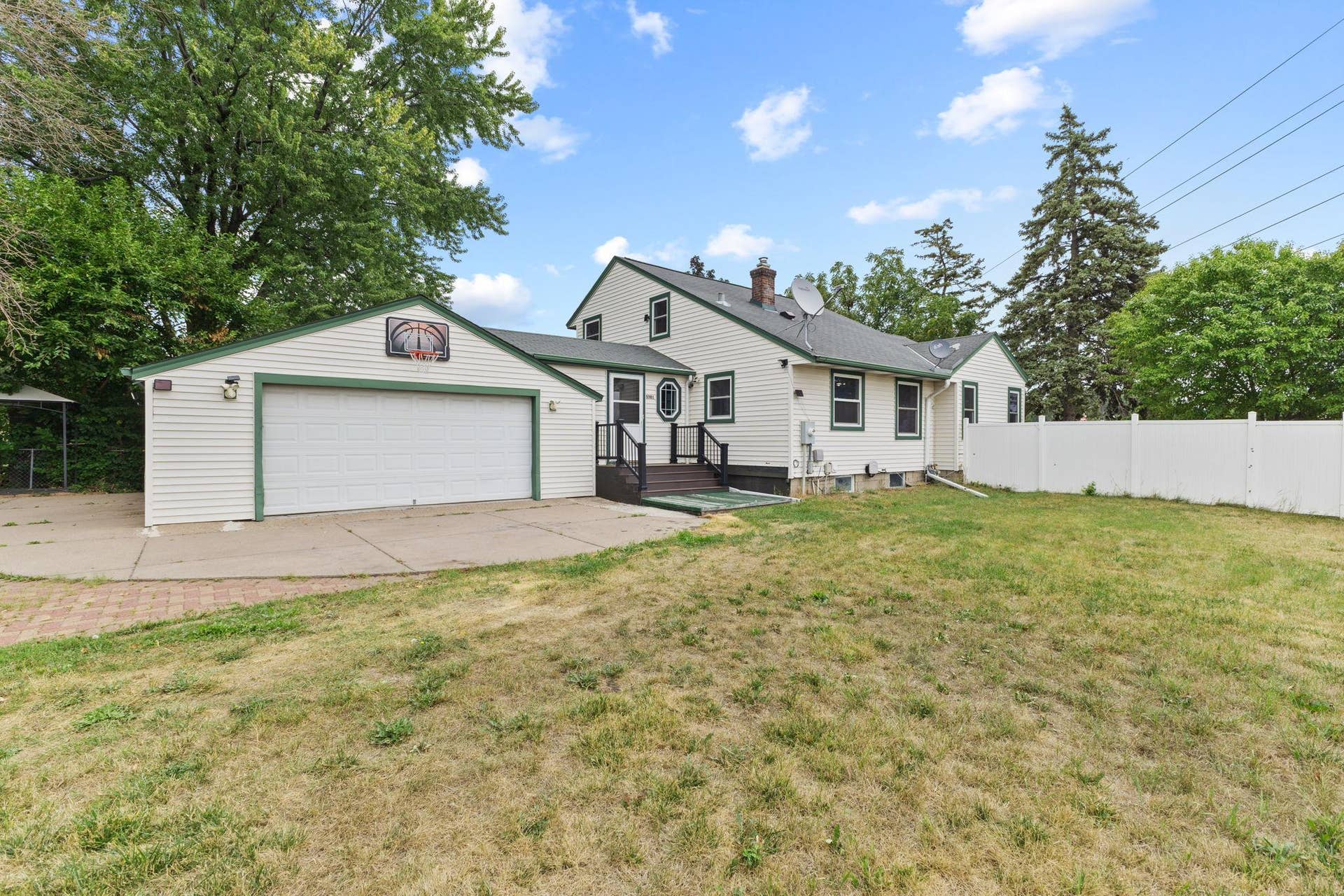 5301 Brooklyn Boulevard, Brooklyn Center, MN 55429 Welcome Home!
