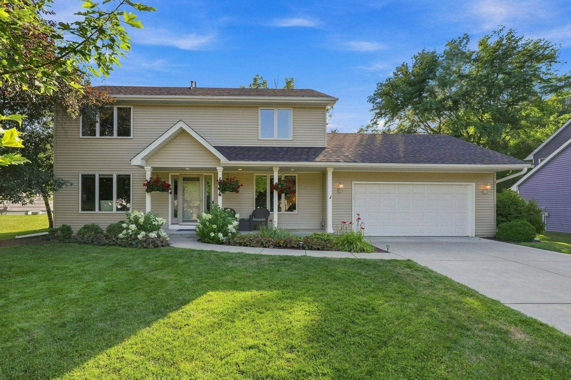2222 Parkview Lane, Woodbury, MN 55125 Front of the house: New roof & siding in 2022