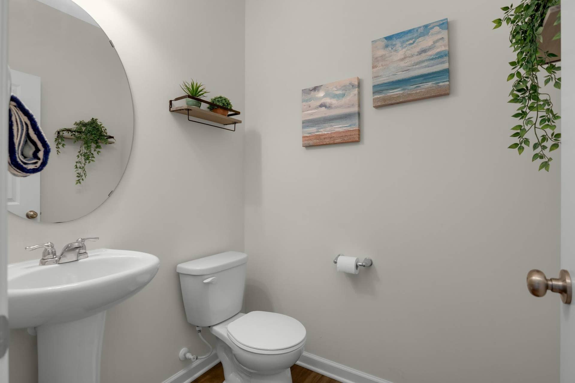 9354 Summerlin Road, Woodbury, MN 55129 Main level bathroom