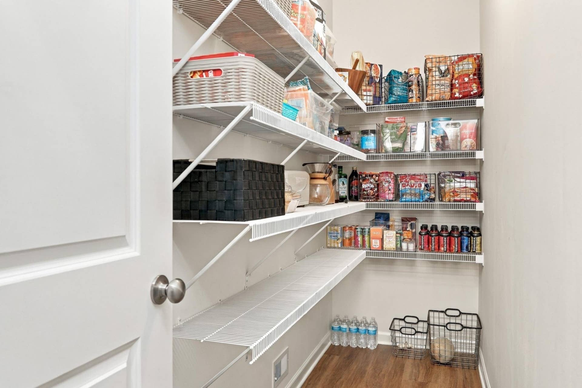 9354 Summerlin Road, Woodbury, MN 55129 Walk-in pantry