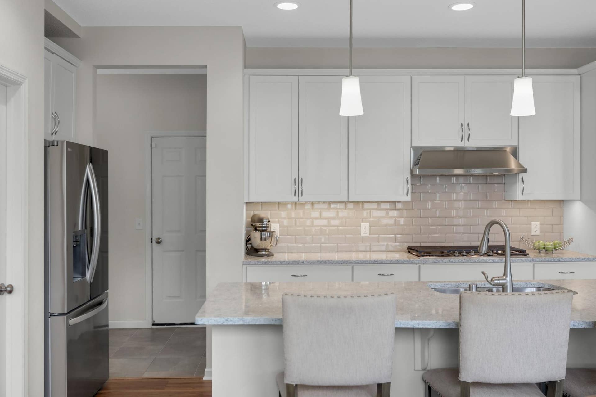 9354 Summerlin Road, Woodbury, MN 55129 Kitchen features numerous pull-out drawers for convenient storage