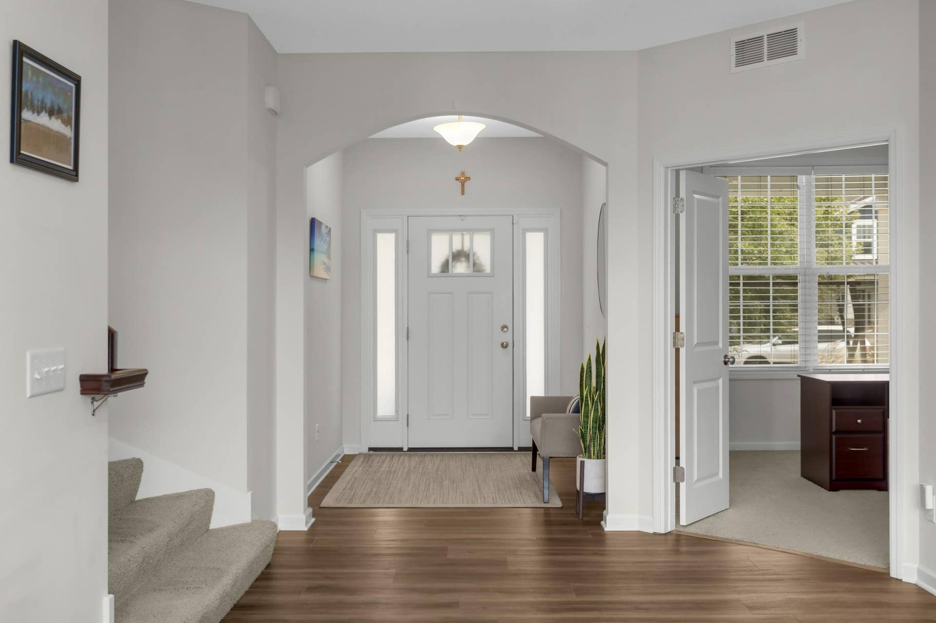 9354 Summerlin Road, Woodbury, MN 55129 Spacious entry