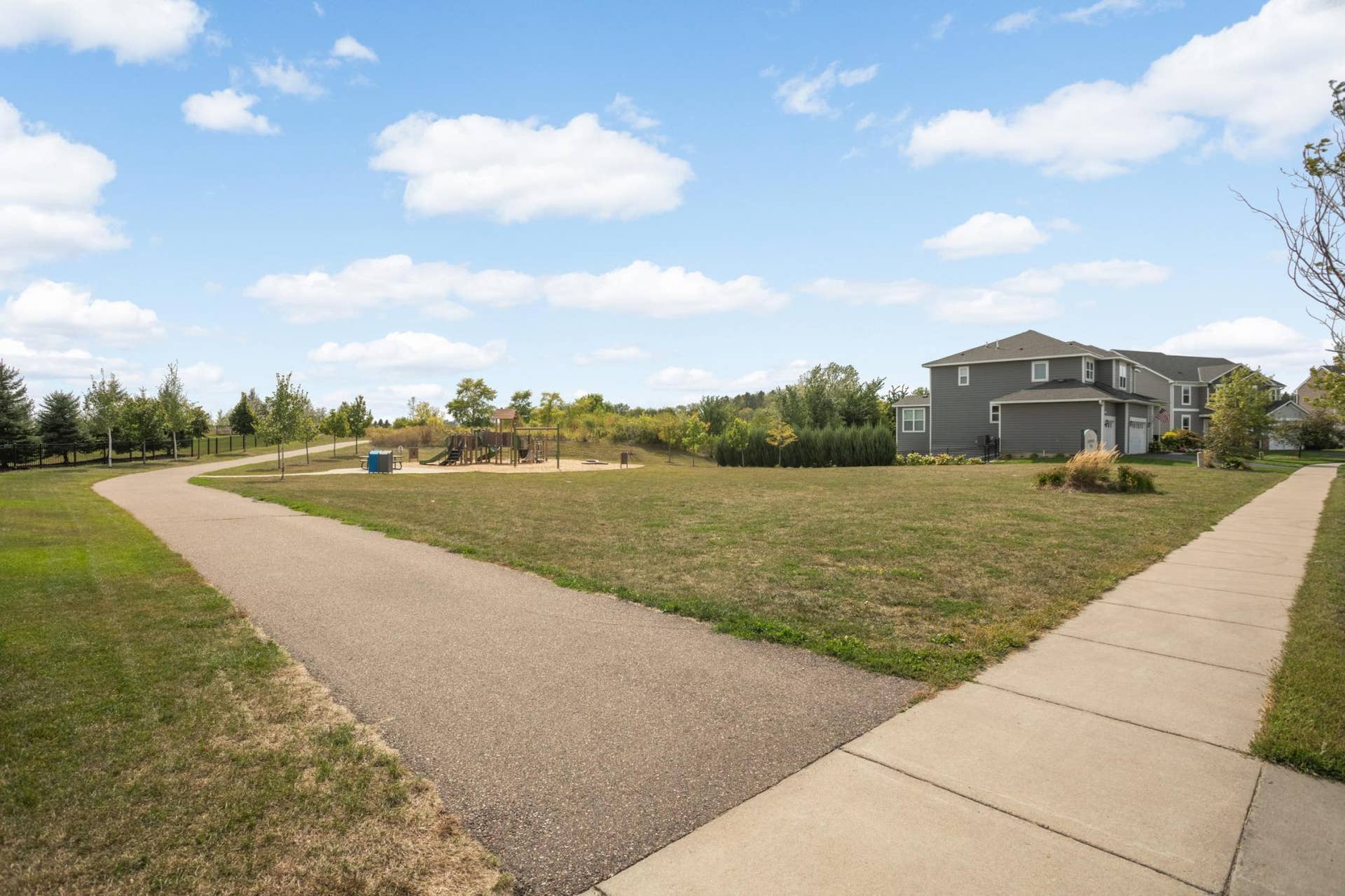 9354 Summerlin Road, Woodbury, MN 55129 Community walking path