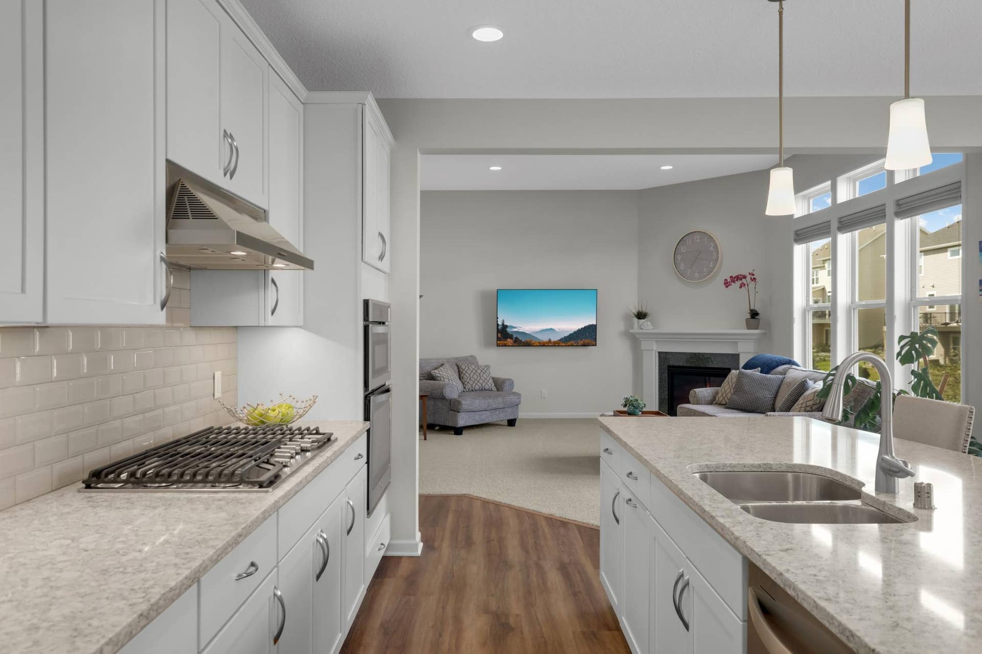 9354 Summerlin Road, Woodbury, MN 55129 Gas cooktop and under cabinet lighting